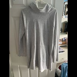 Athlete long grey sweatshirt